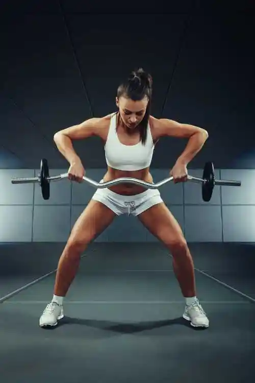 年轻的健身女子在斜凳上做仰卧起坐