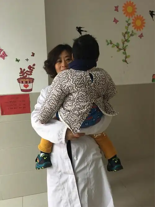 痉挛型患儿抱法: 主要把患儿双腿分开放在抱持者腰部两侧,以达到牵拉