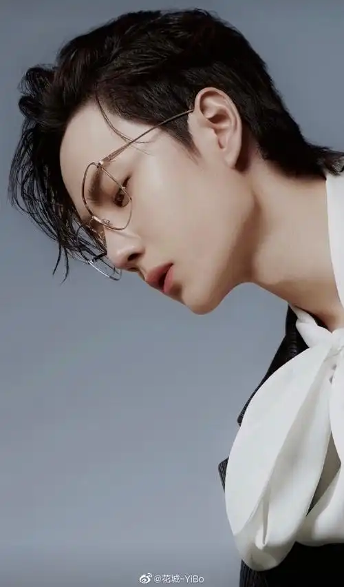 你见过最迷人的锁骨##王一博