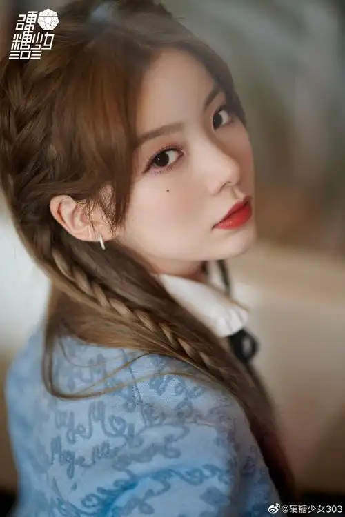 今晚九点十分,在@闪闪发光的你和@硬糖少女303-陈卓璇一起分享职场