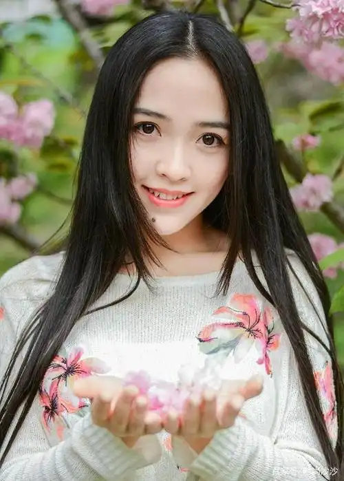 如果瓜子脸的女生留长发的话,就会显得很有女神的气质,如果瓜子脸的