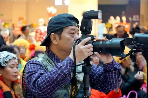 《全国社区网络春晚》辽宁地区海选现场,摄影师们及工作人员正在紧张