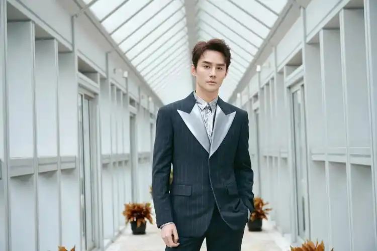 笑起来时阳光温润,认真起来冷静沉着,处事成熟稳重,出场自带气场