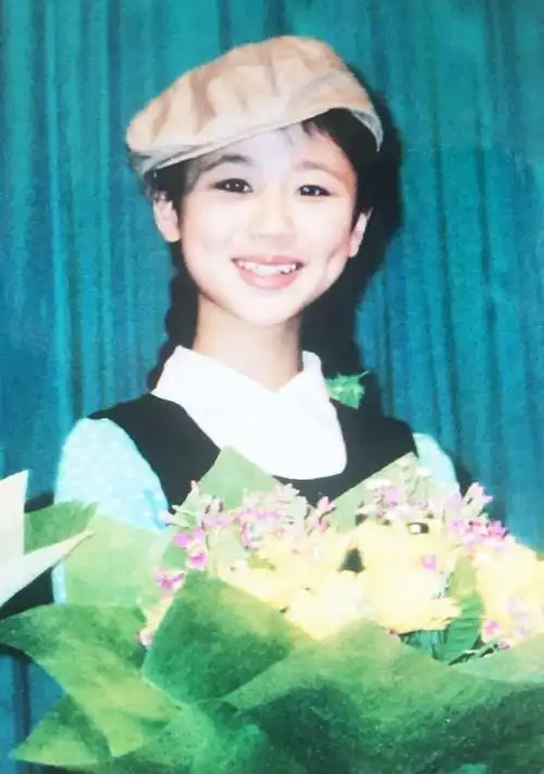 工作室晒杨紫童年拍戏旧照 麻花辫配小酒窝甜度满分