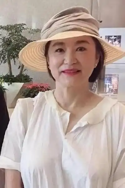 65岁林青霞近照曝光,两鬓发白皱纹明显,昔日女神已老