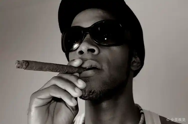 非洲男人_抽雪茄_头像_年轻_时尚_美国黑人_吸烟_雪茄_高清图片_全景