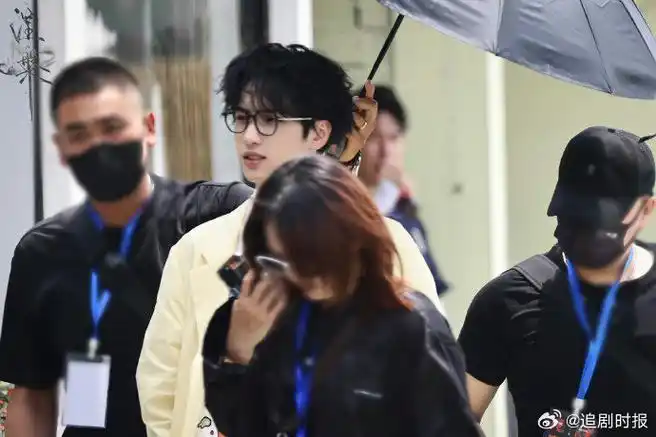 严浩翔卷毛眼镜造型##严浩翔幼态感