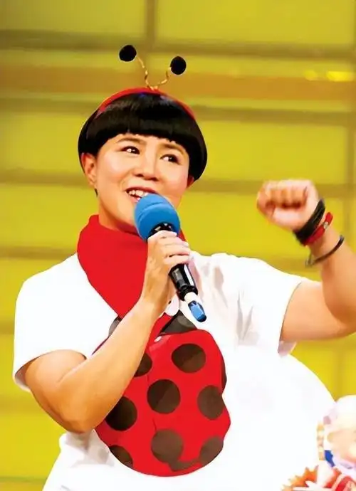 金龟子姐姐刘纯燕年过半百跟20多岁的女婿像同龄人