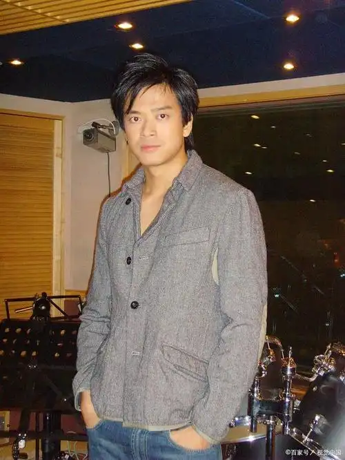 在80年代和90年代的港台娱乐圈,男明星流行留长发,尤其是摇滚歌手.