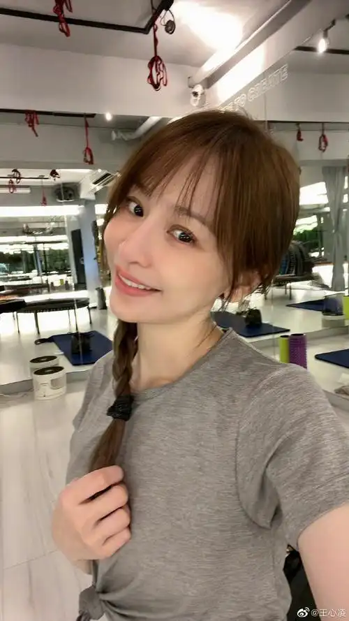 王心凌晒怼脸自拍