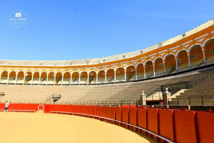 皇家骑士俱乐部斗牛场是西班牙最重要最传统的斗牛场之一斗牛场前后花