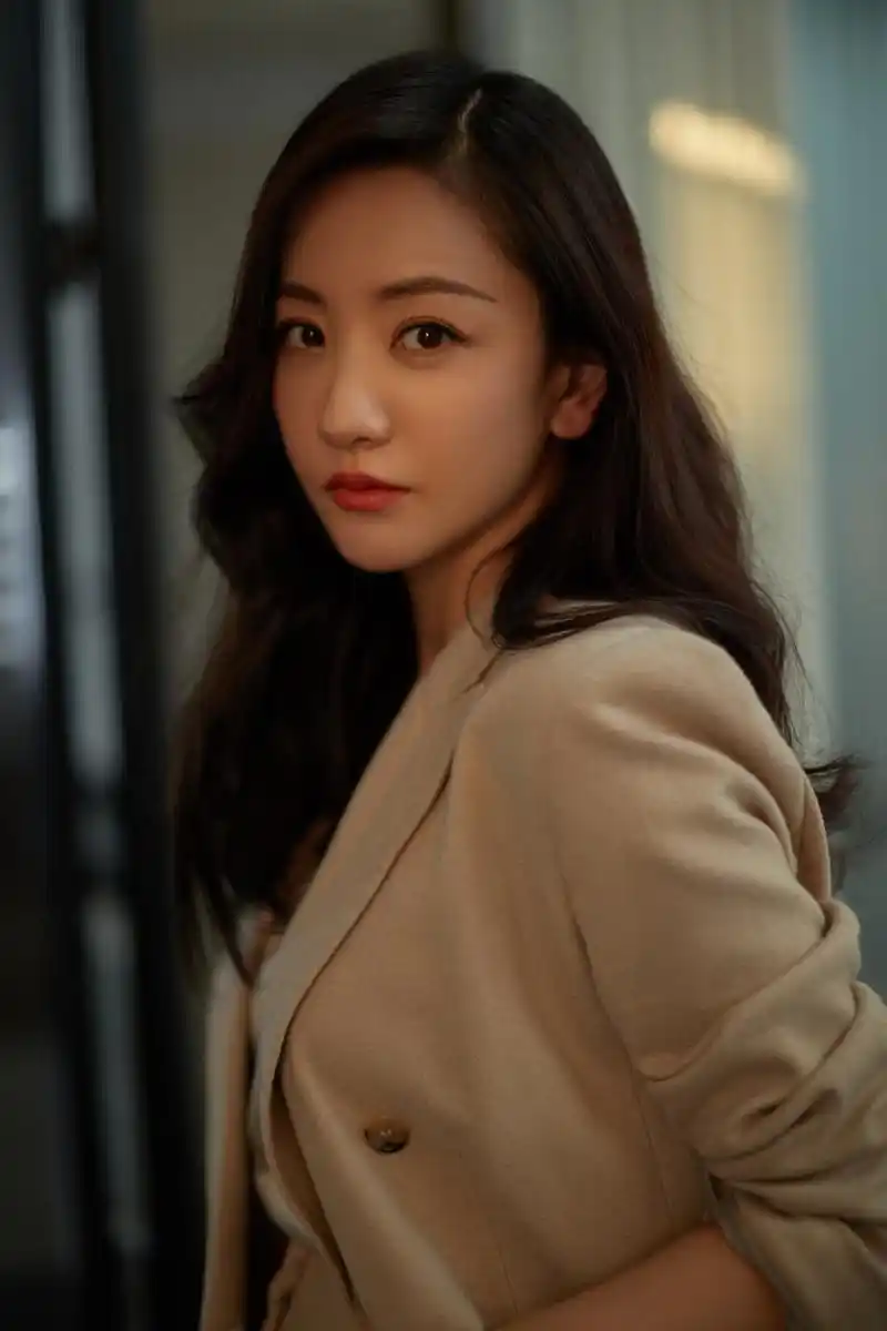 杨蓉最新写真曝光米色质感西装优雅干练