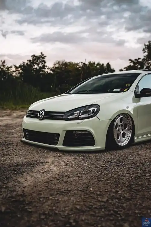 淡绿色大众高尔夫gti搭配碳纤维套件,真正的素雅小钢炮改装