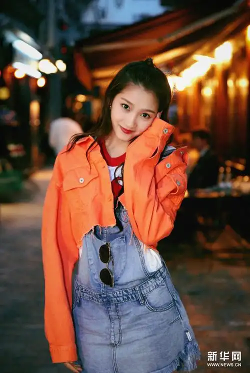 关晓彤亮橙牛仔服漫步戛纳街头尽展青春活力