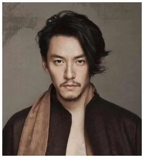 男星蓄胡子如"整容",胡歌沧桑/却充满男人味,易烊千玺认不出