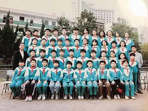 战斗民族的校服,竟然是女仆装?