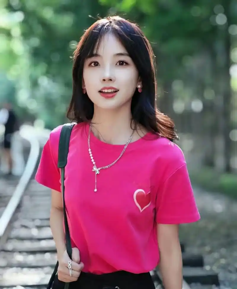 作为央视总台记者,王冰冰自带流量,虽然前一段时间疑似因为恋情吴题