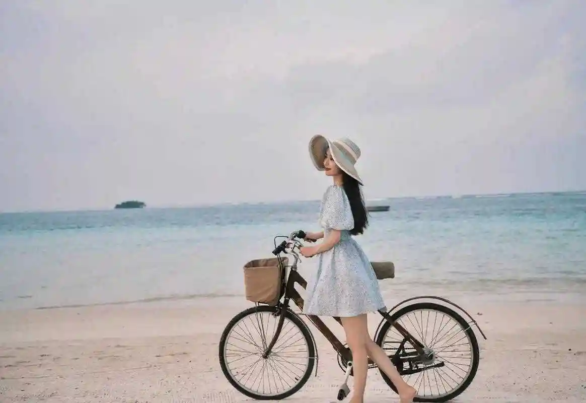 佟丽娅晒出一组海边美照,穿着泡泡袖连衣裙,光着脚丫骑着单车,好阳光
