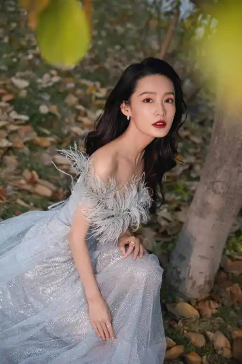 李沁蓝色连衣裙香肩写真_腰身_设计_裙子