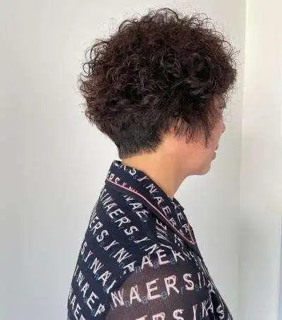 结合了流行的裁剪理念,烫发的位置再也不是满头烫卷,而是选择性地烫发