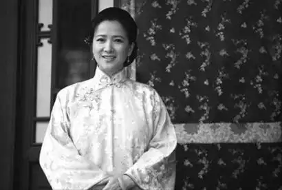 《大宅门1912》中何晴的"杨九红"温柔淡雅.