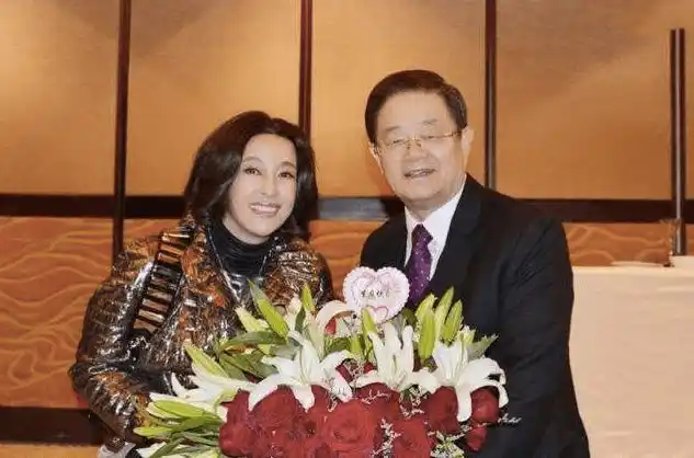 原创刘晓庆与第四任丈夫同框大她十岁其貌不扬却让她得罪不起