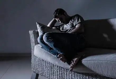 悲伤的厨师的男人在哭泣图片