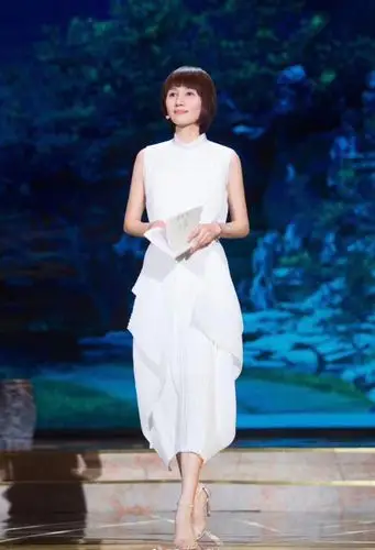 41岁袁泉穿白色连衣裙美回了少女时代她身上没有一丝时光的痕迹