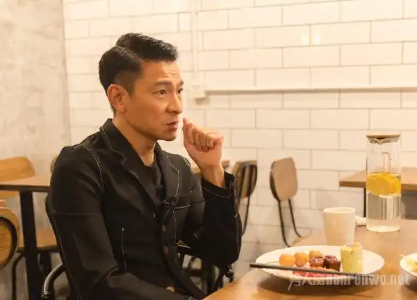 刘德华为鲁豫剪发花絮曝光刘德华为何给鲁豫剪发