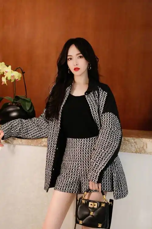 唐嫣为某品牌活动拍摄写真,烈焰红唇配纯黑皮质连衣裙,霸气外漏_黑色