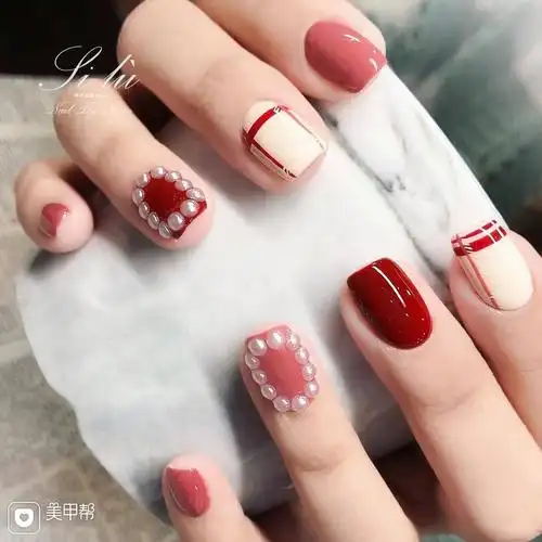 方圆形红色白色粉色线条珍珠美甲图片