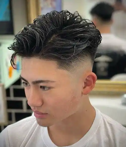 两侧铲短男士发型适合所有人,头发花白大叔剪完不一样,不信你看_时尚