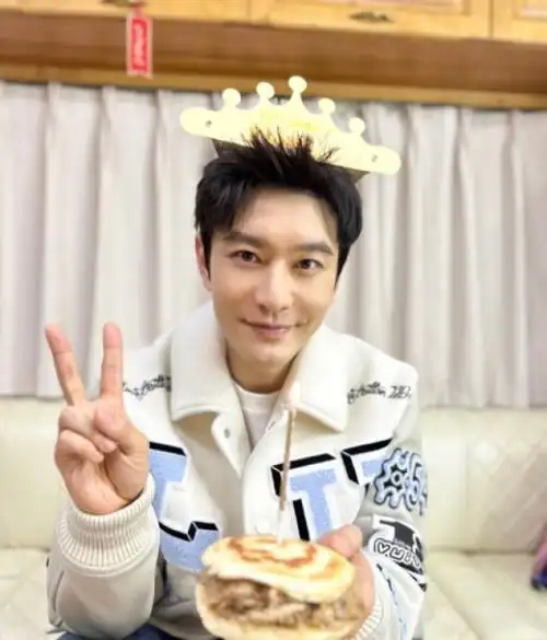 黄晓明与家人庆46岁生日,小海绵手写贺卡送爸爸