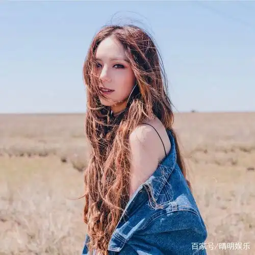 邓紫棋深夜晒美照,嘟嘴卖萌,一双鞋子竟成亮点!