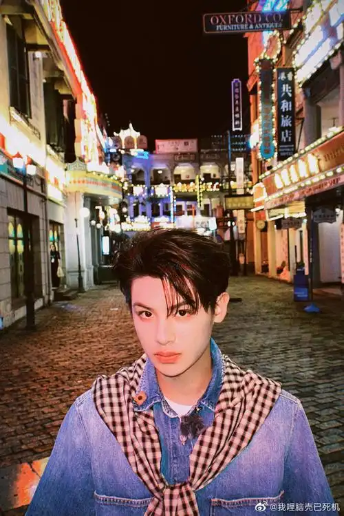 黄明昊夜景街拍##黄明昊复古街拍