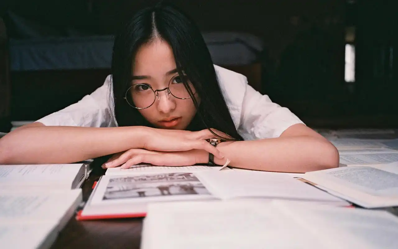 清纯的长发眼镜学生妹复古怀旧艺术写真美女桌面壁纸高清