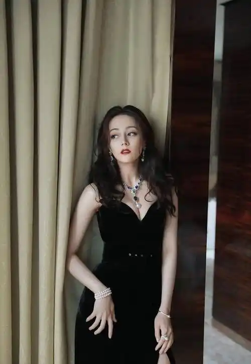 原创迪丽热巴演绎性感女神裙子开叉到大腿根一骑绝尘气场全开