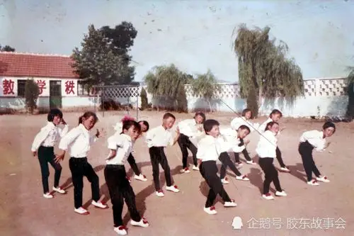 先生供图)3,儿童节当天的着装如今不管城市还是乡村,学校基本都有校服