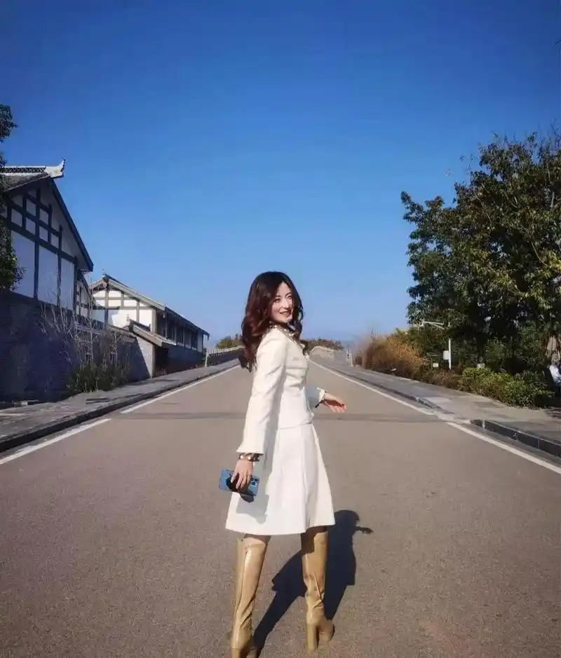 gif创作人# 徐百慧穿白色小香风外套,白色半身裙