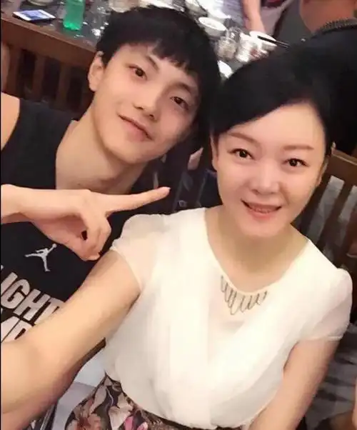 胡明轩球场受伤妈妈在看台数次落泪