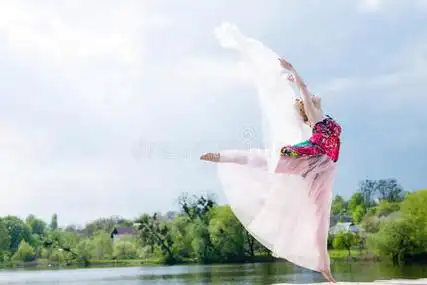 灯光下跳舞图片