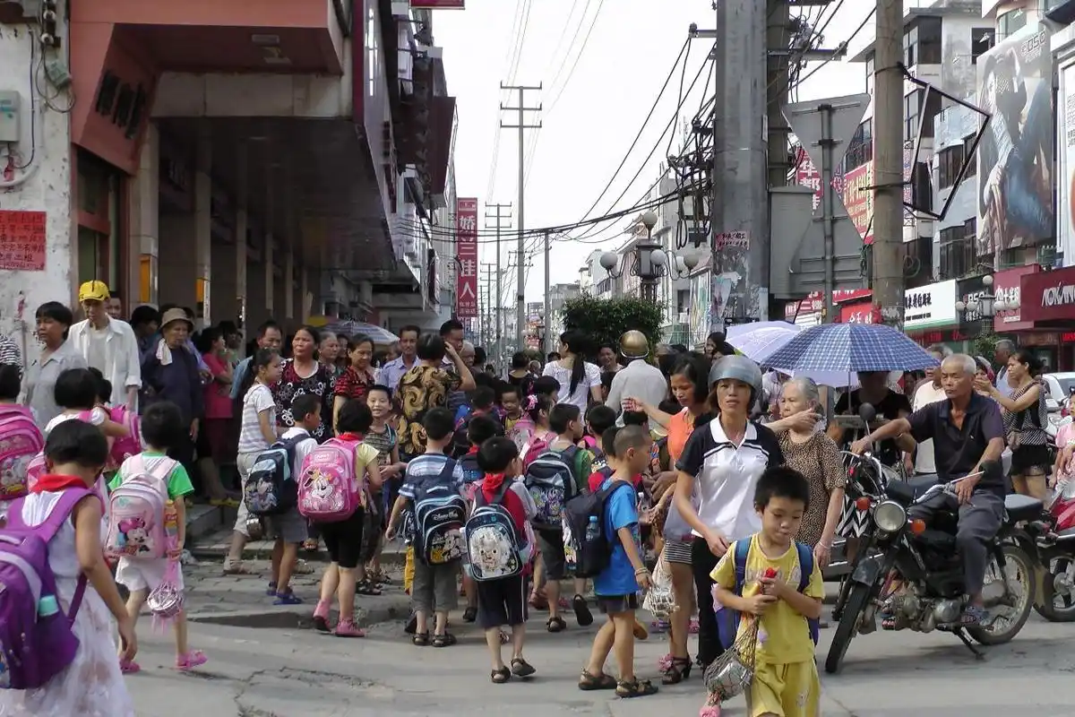 放学(词汇)放学,是指在学校上学的学生们结束了一天(半天)的学习,返回