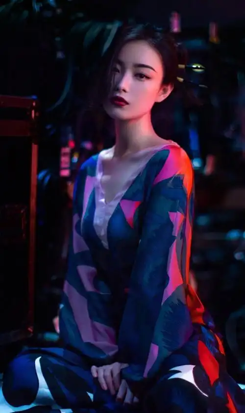 话剧《幺幺洞捌》倪妮韵味剧照