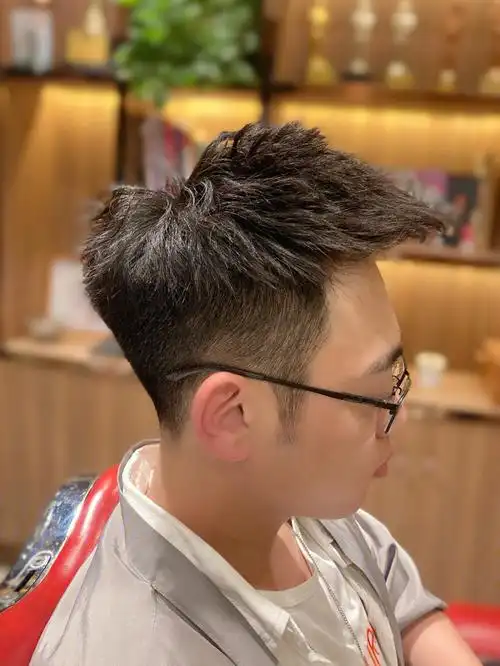 戴眼镜男生发型设计戴眼镜的男生,最好头发两侧别剪太短,这样章下