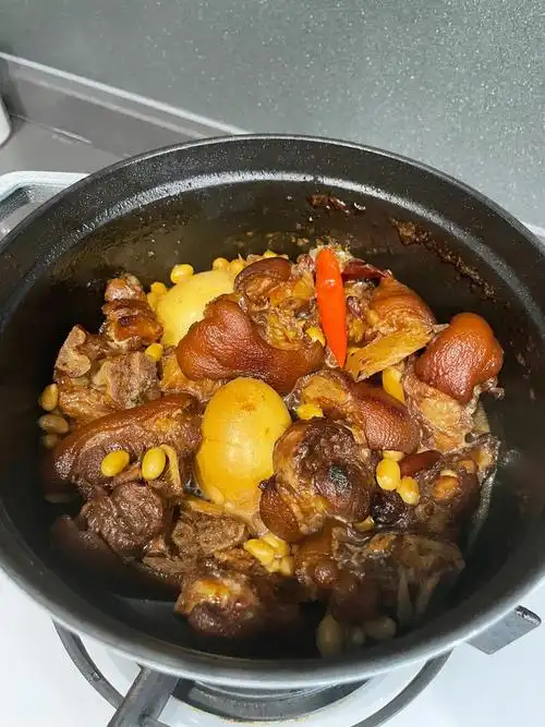 我爱铸铁锅炖肉胜过高压锅但是需要足够的耐心慢慢去煨煨到软烂,会比