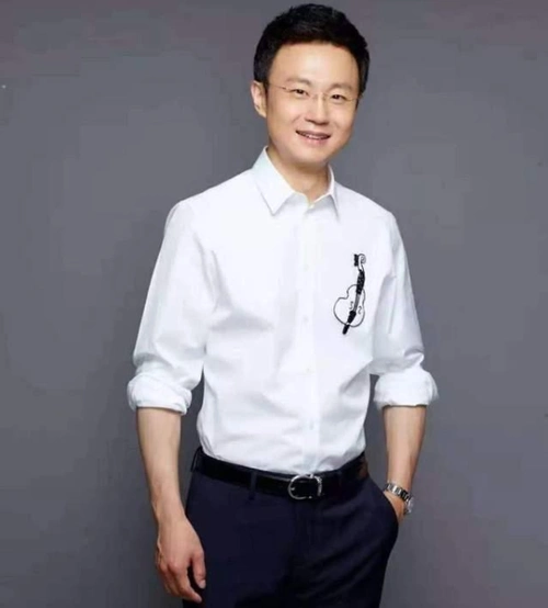 央视新国脸刚强,娶二婚丁克妻43岁当爸,取名字"刚好"太甜蜜