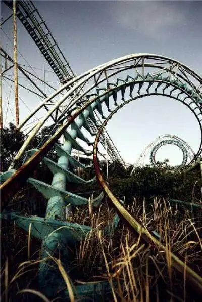 诡异的废弃游乐场.