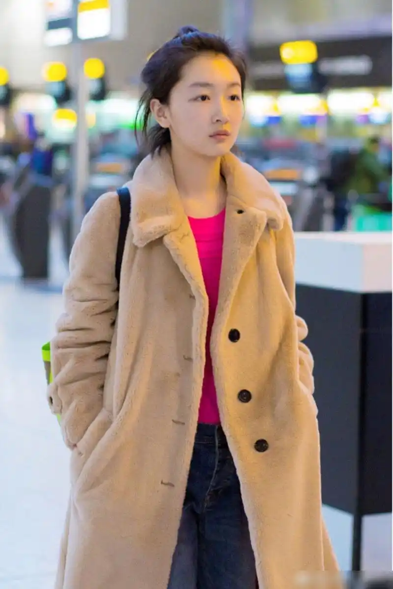 组图:周冬雨穿搭有道变"小羊羔" 素颜清丽抿嘴浅笑