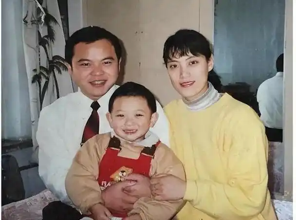 回顾善良的黄子韬成名后不忘聋哑的发小高薪聘请他当助理