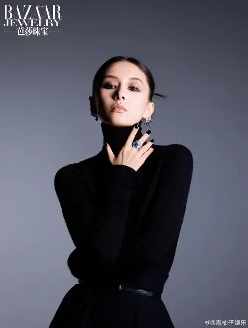 深谙空间与极简造型,既清冷又丰盈,与王子文自身纯粹又饱含故事感的